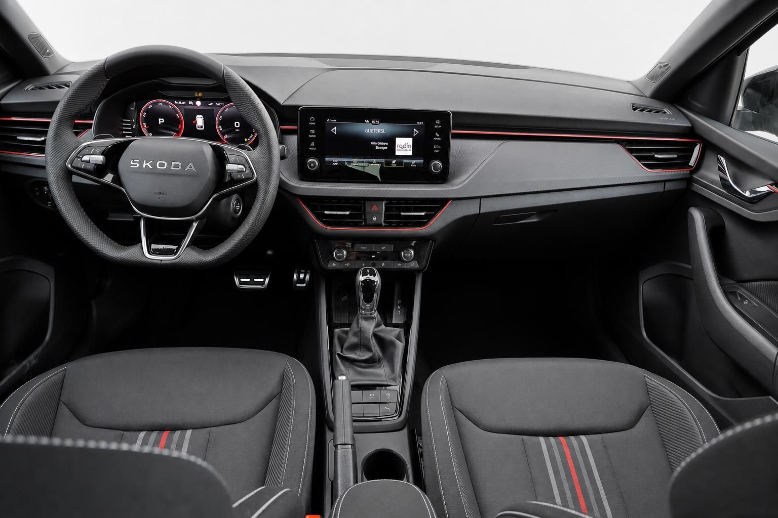 Skoda Cockpit mit Lenkrad, Digitaltacho und Infotainment Bildschirm