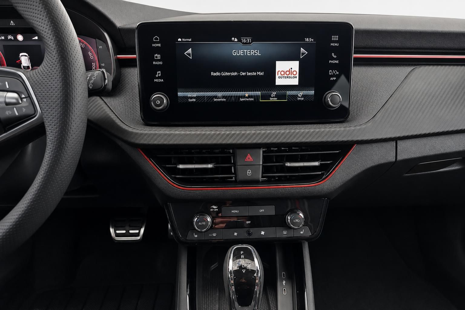 Skoda Infotainment Display Nahaufnahme mit Radiosender und Bedienelementen