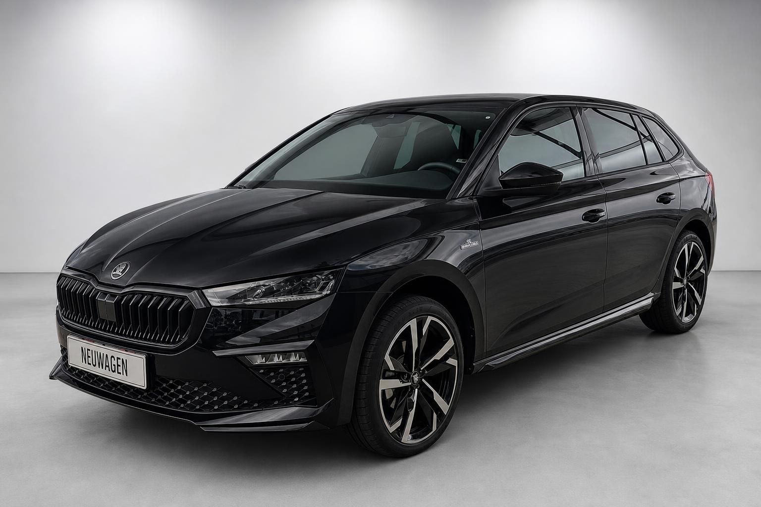 Skoda Scala schwarz Frontansicht schraeg Neuwagen Studiofoto