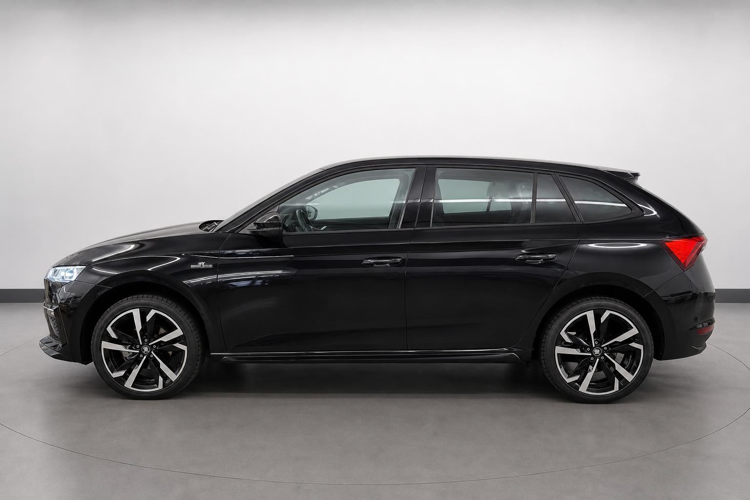 Skoda Scala schwarz Seitenansicht Neuwagen Studioaufnahme