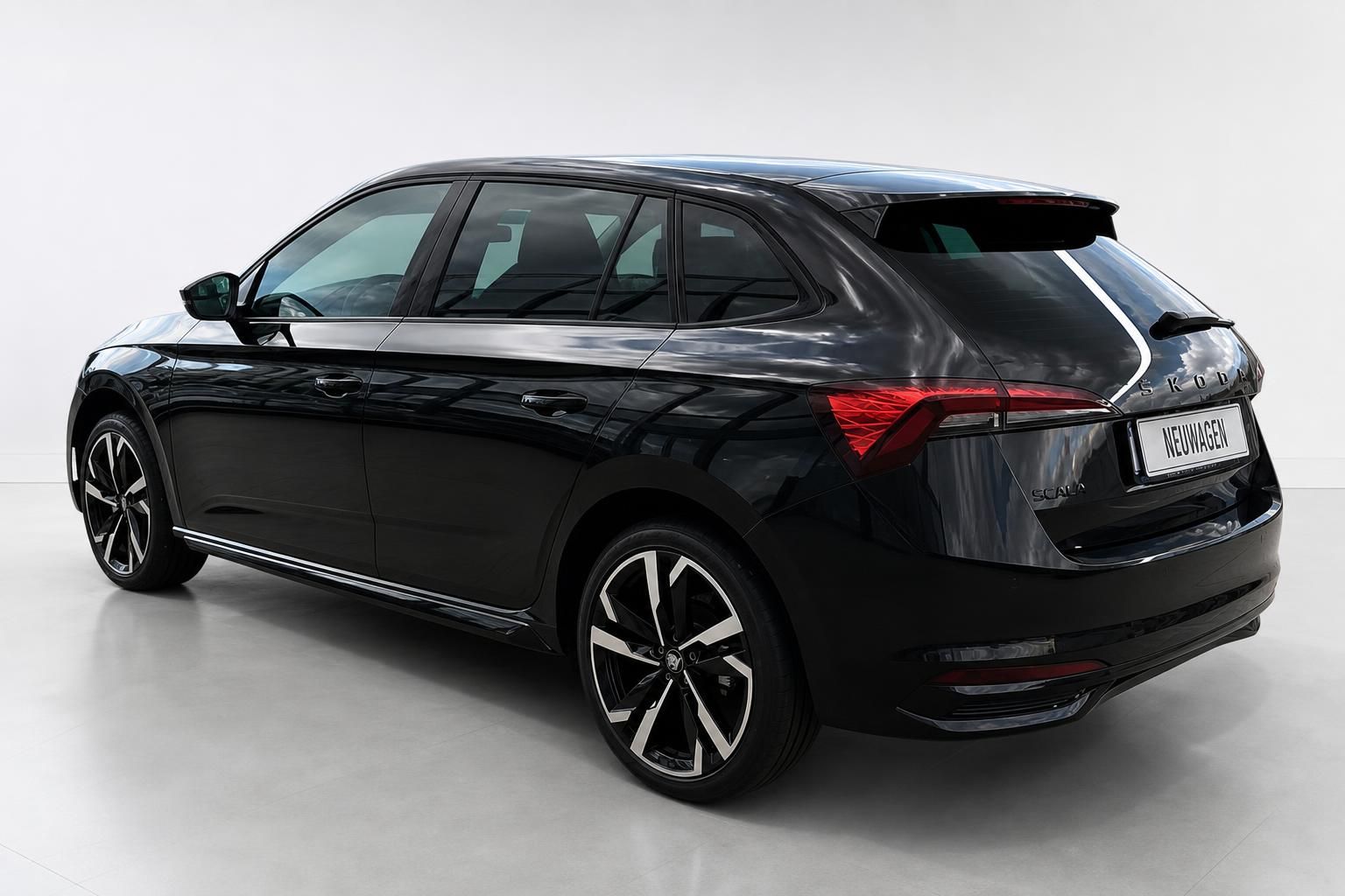 Skoda Scala schwarz Heckansicht schraeg Neuwagen Studiofoto