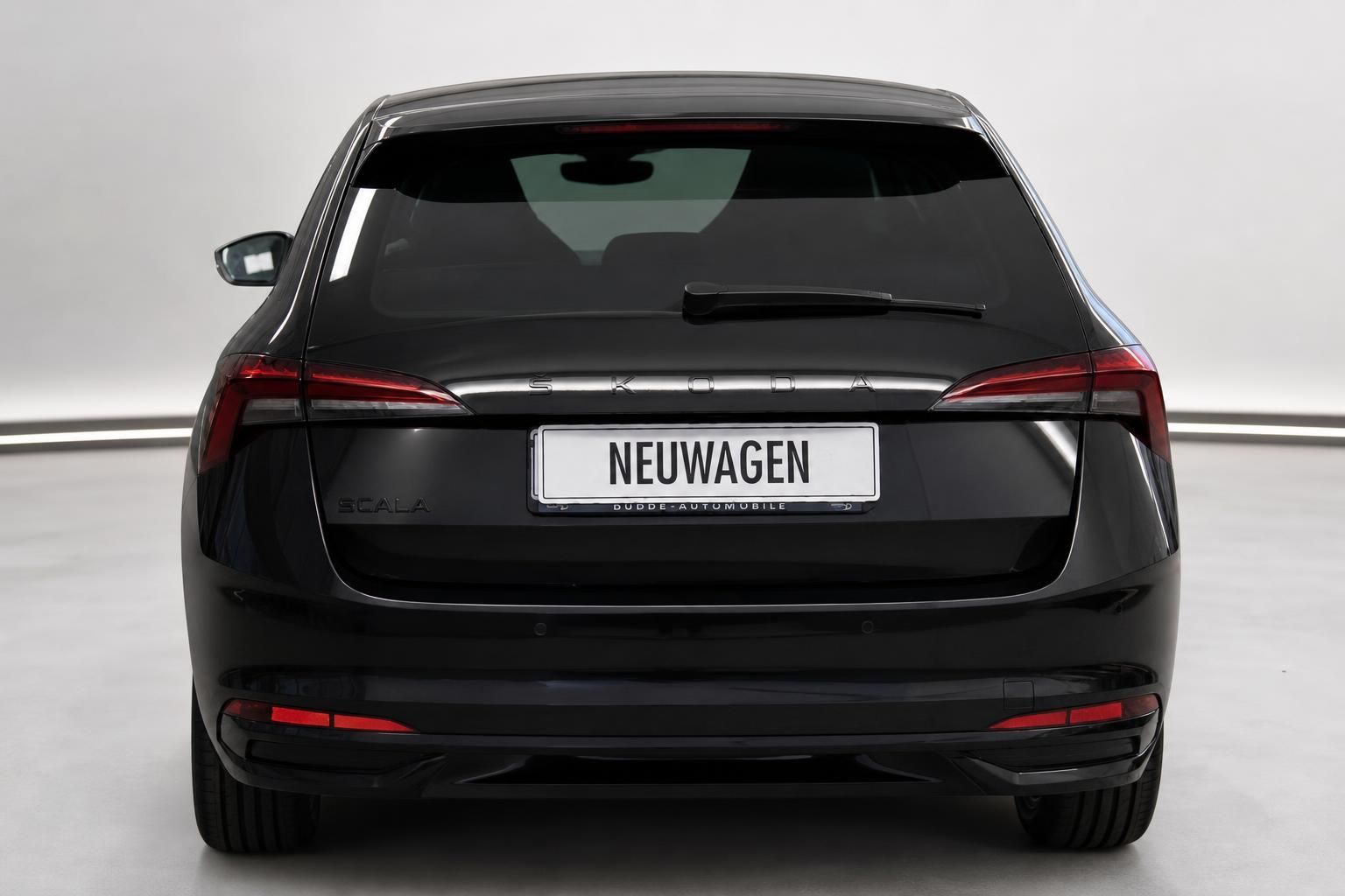 Skoda Scala schwarz Heckansicht direkt Neuwagen Ruecklichter