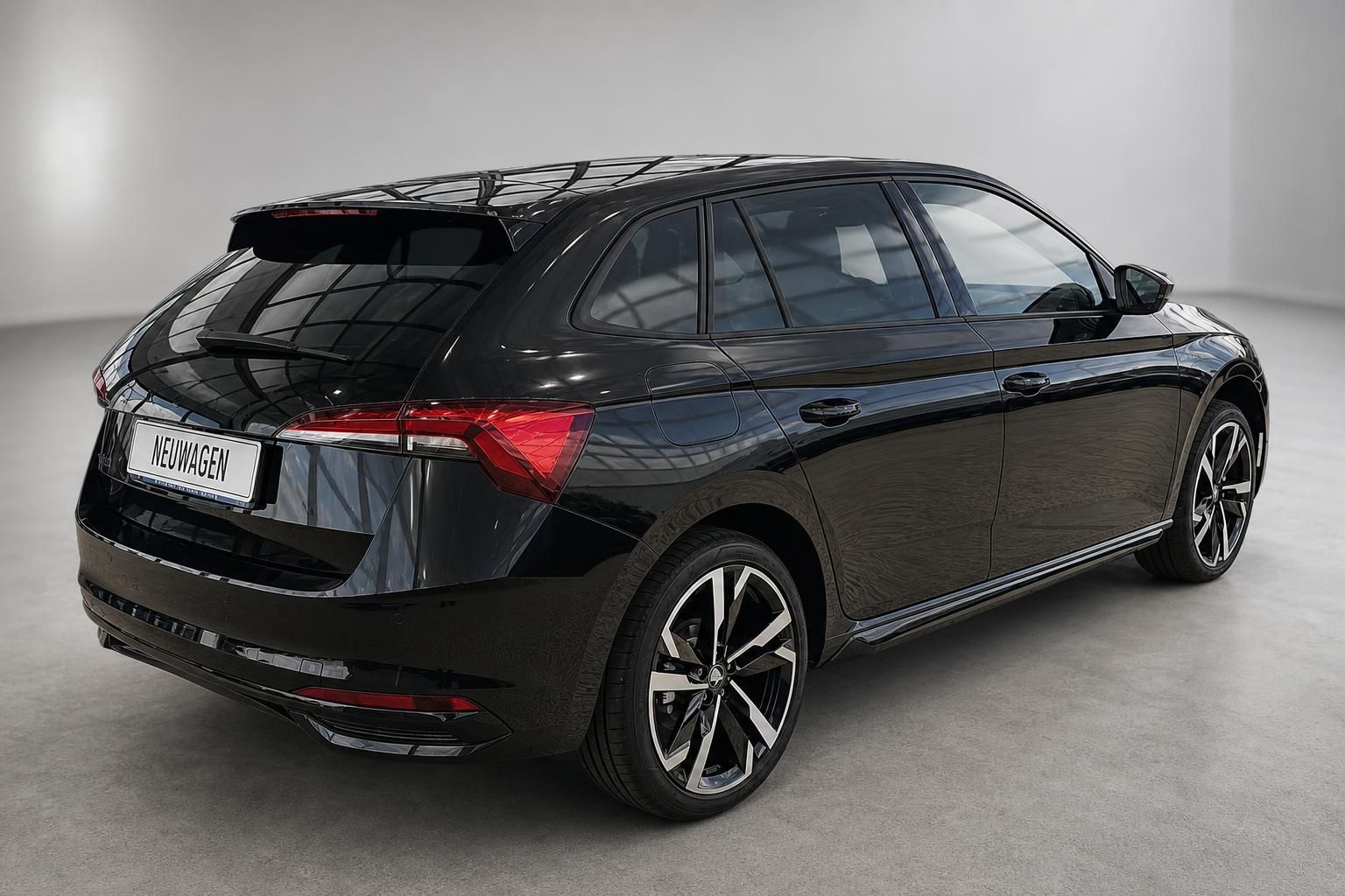 Skoda Scala schwarz Heckansicht schraeg mit Alufelgen