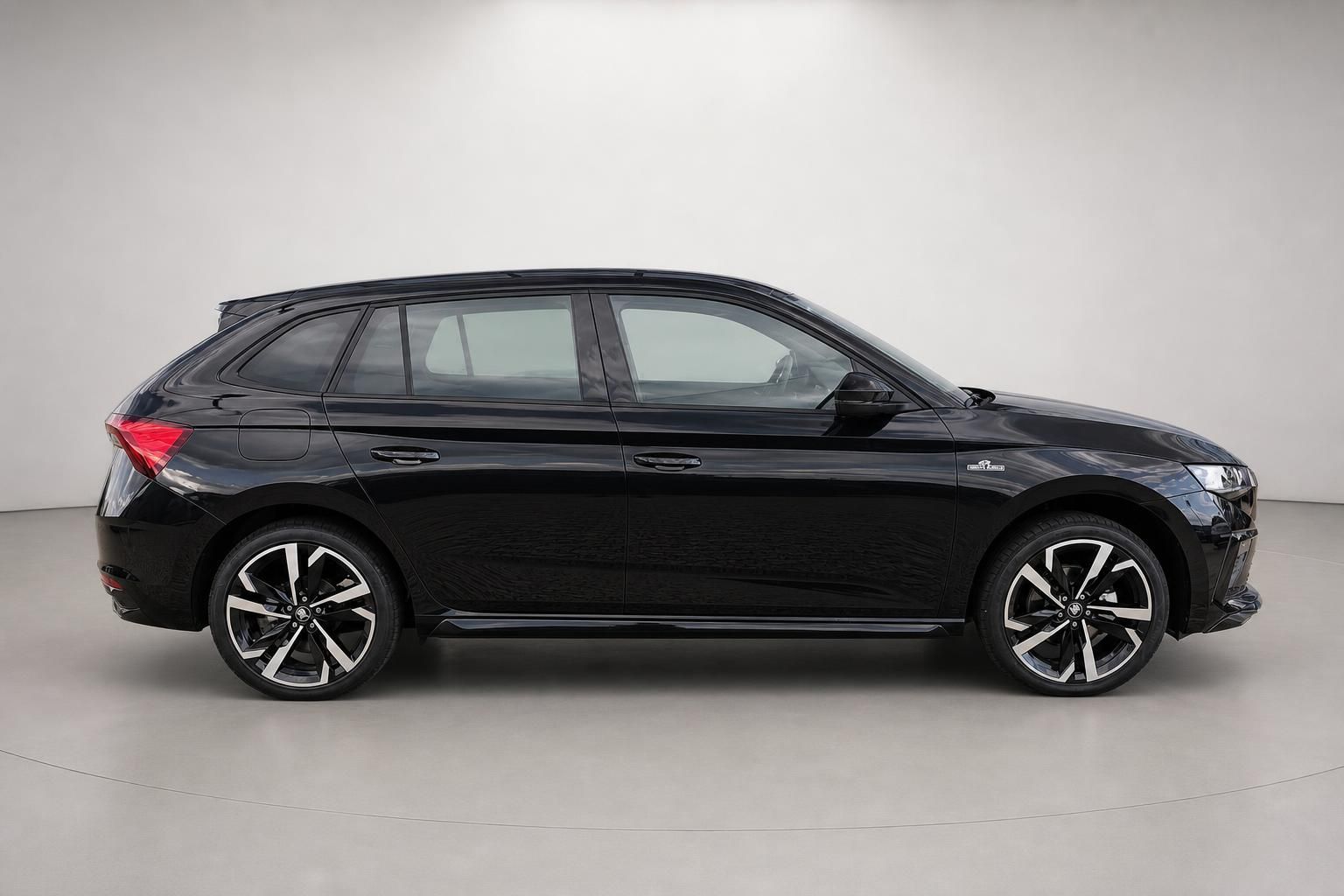 Skoda Scala schwarz Seitenansicht Limousine mit Sportfelgen
