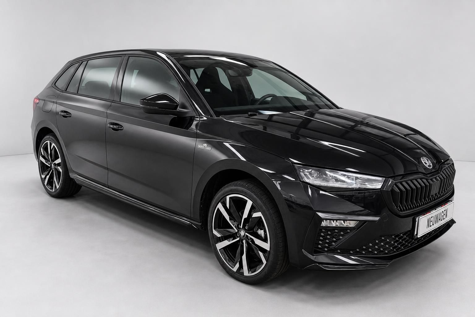 Skoda Scala schwarz Frontansicht schraeg im Studio