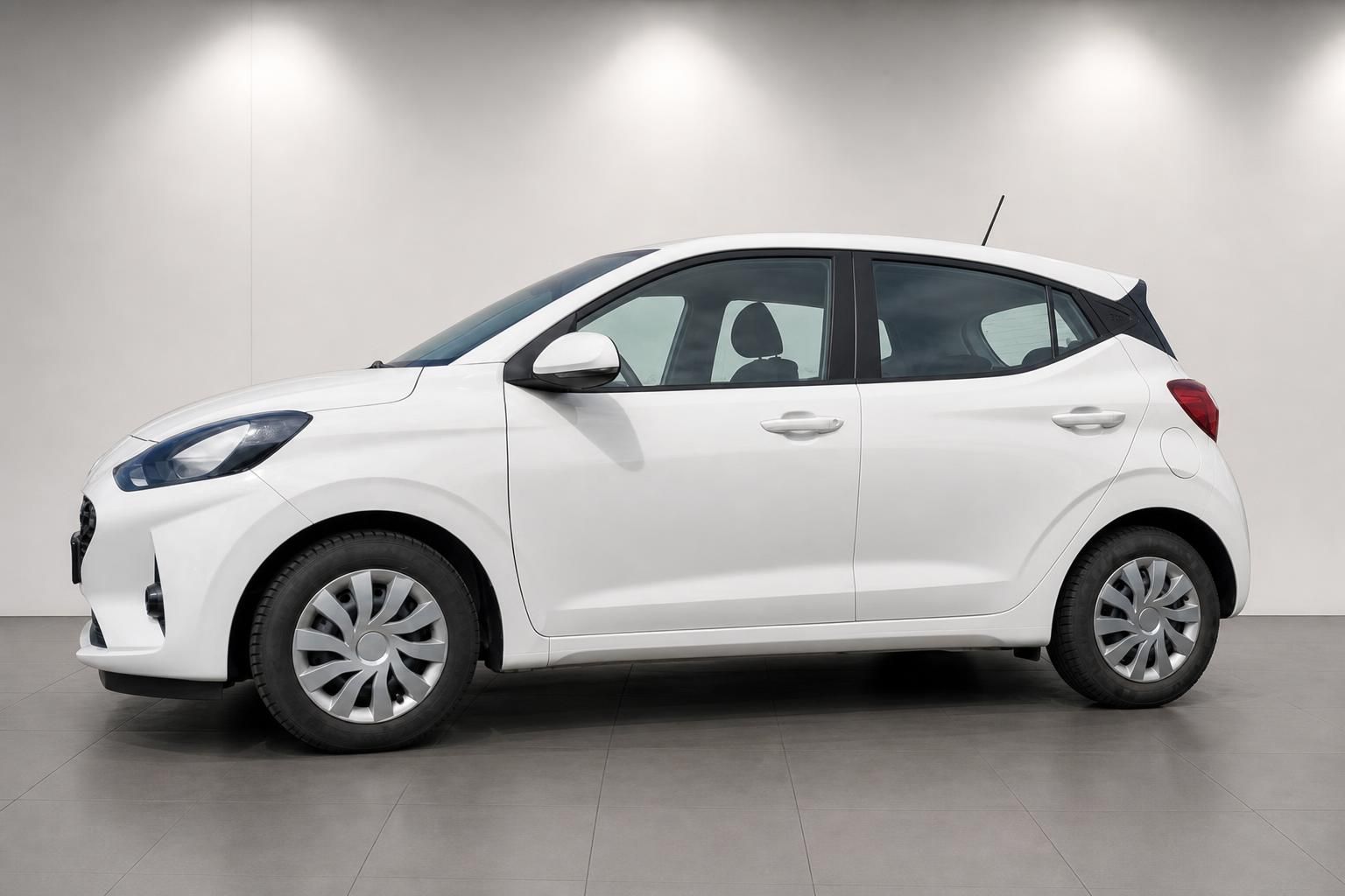 Hyundai i10 weiß Seitenansicht Kleinwagen im Autohaus