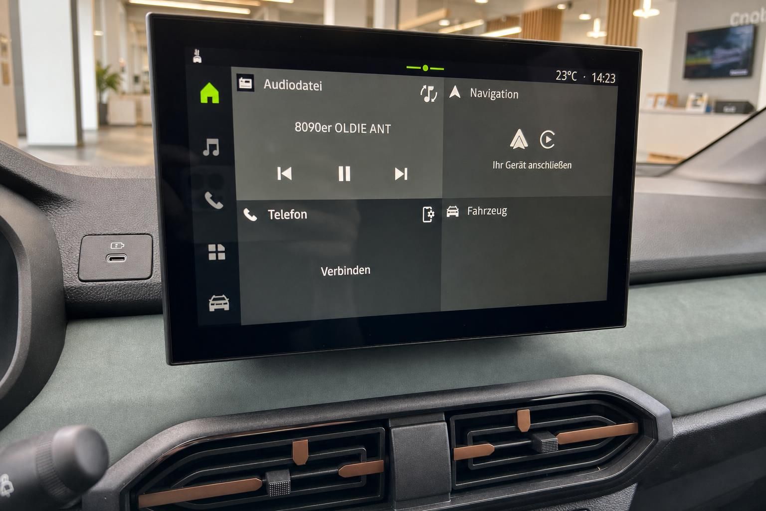 Fahrzeug Infotainment-System Touchscreen mit Navigationsmenue und Medienfunktionen