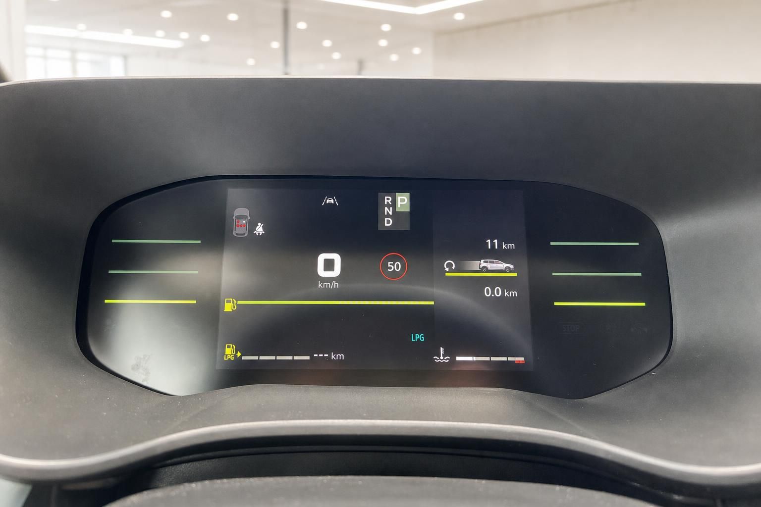 Digitales Kombiinstrument mit Tachoanzeige und Fahrzeugdisplay im modernen Auto