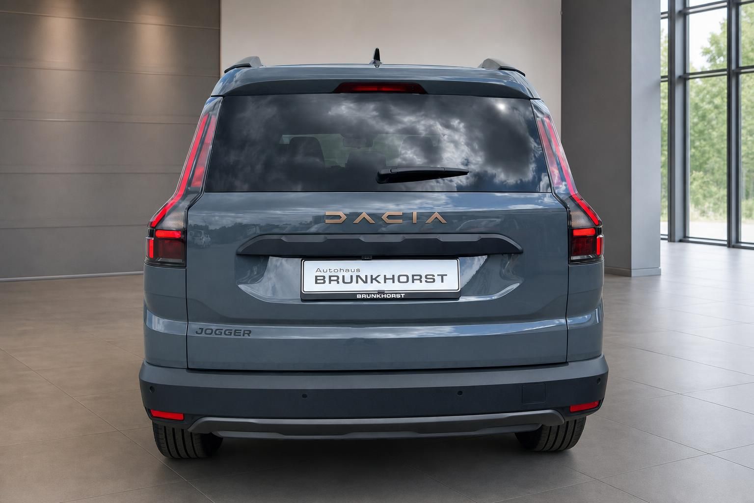Dacia Jogger Heckansicht grau metallic mit LED-Rücklichtern im Autohaus Brunkhorst