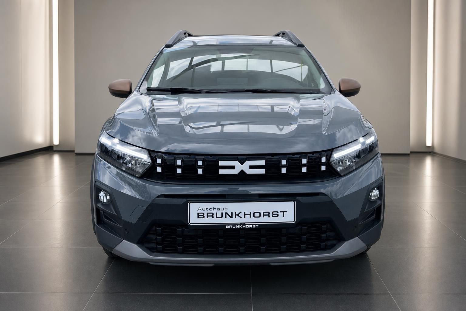 Dacia Jogger Frontansicht grau metallic im Autohaus Brunkhorst Showroom
