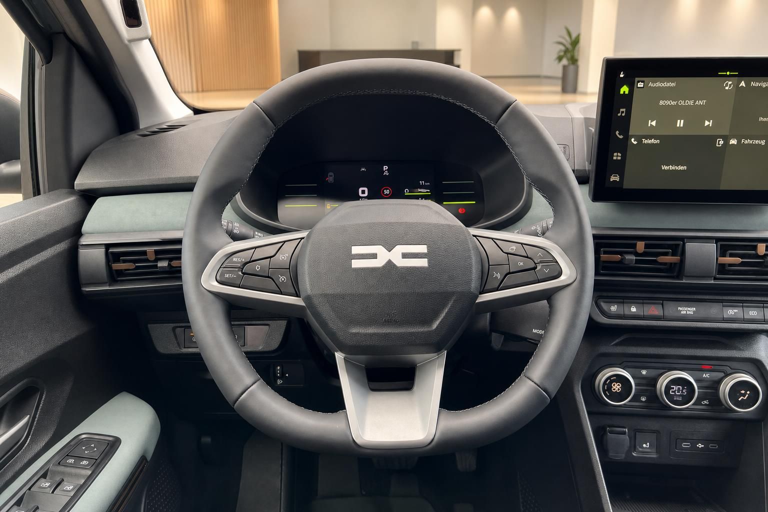 Fahrzeug Lenkrad mit digitalem Cockpit und Infotainment-Display im modernen Innenraum
