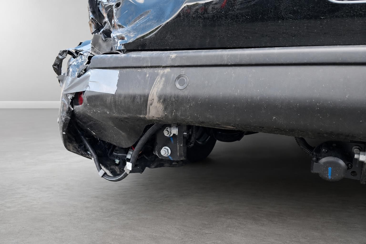 Nahaufnahme der beschädigten hinteren Stoßstange und Anhängerkupplung des Peugeot Traveller