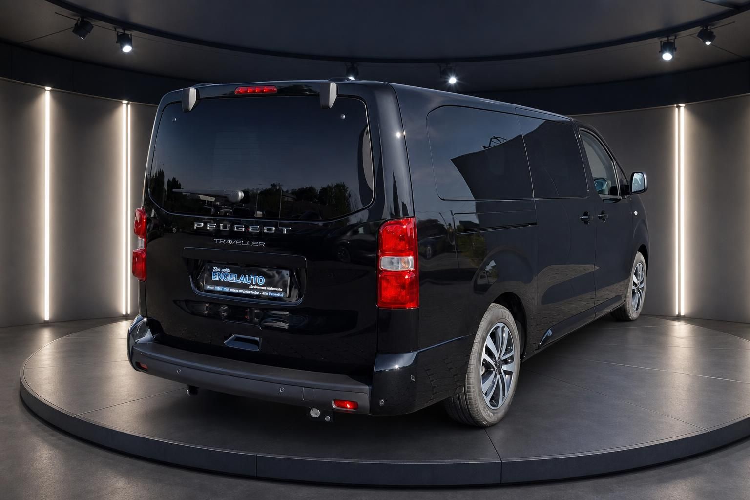 Peugeot Traveller schwarz Heckansicht mit Anhängerkupplung im Showroom