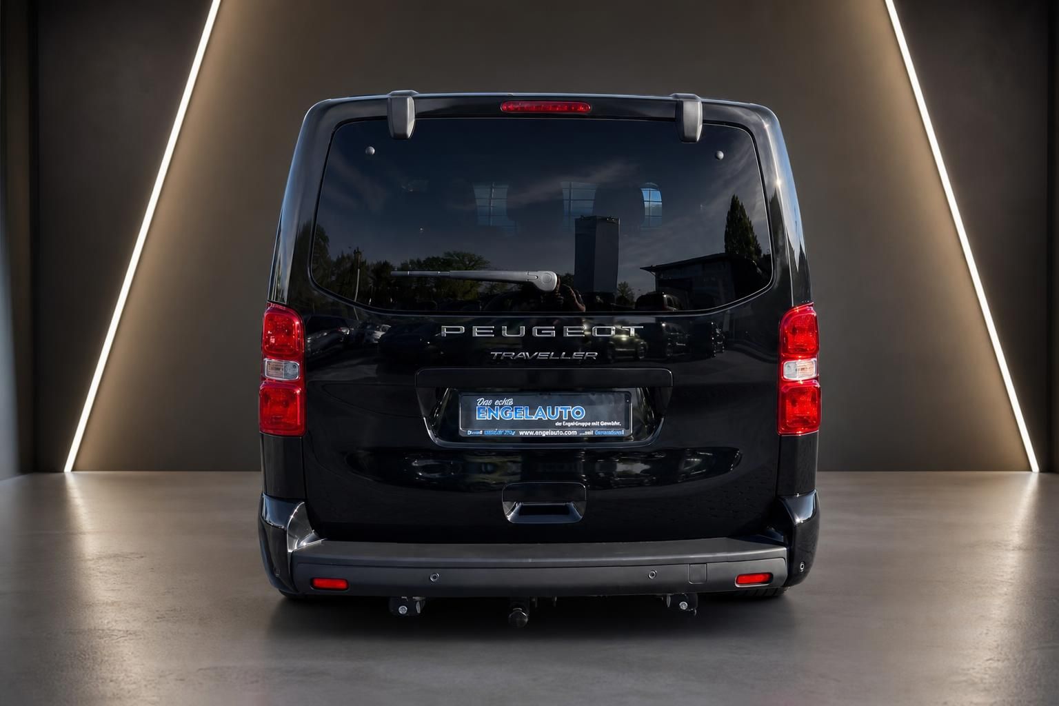 Peugeot Traveller schwarz Heckansicht mit Händlerkennzeichen im Studio