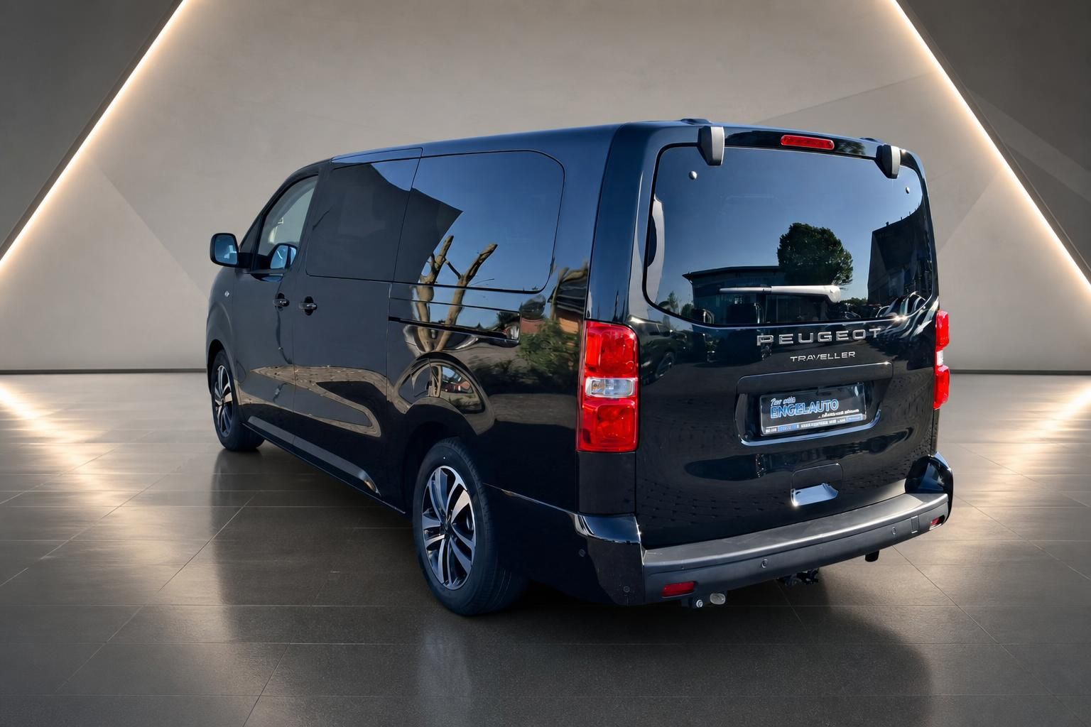 Peugeot Traveller schwarz seitliche Heckansicht mit Anhängerkupplung