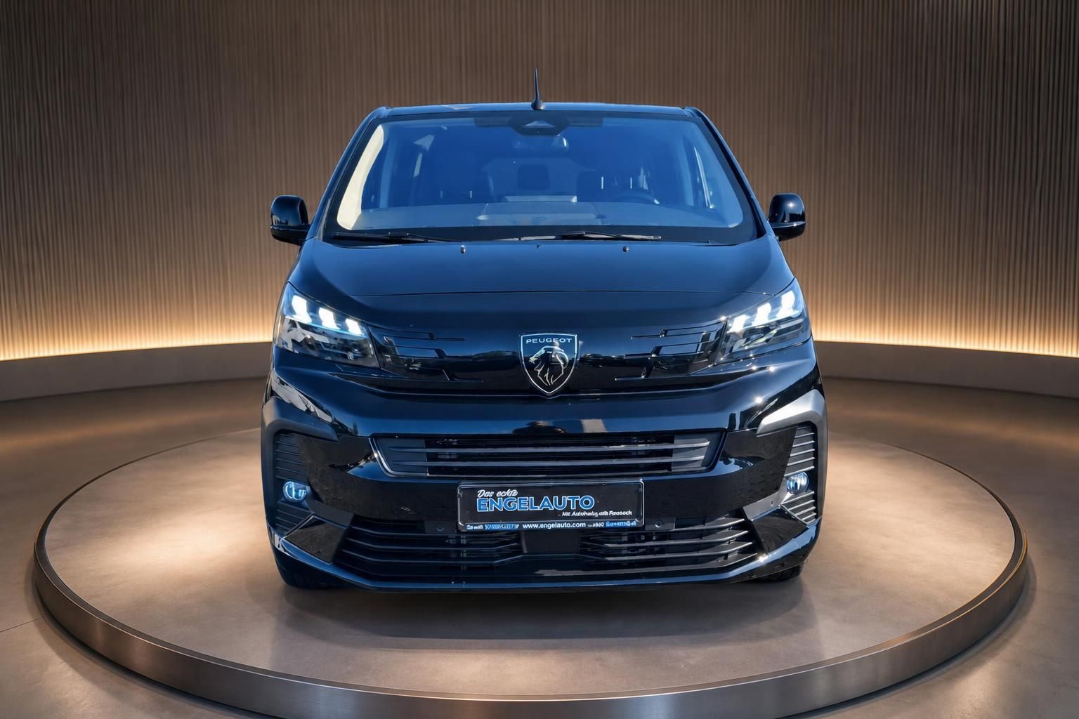 Peugeot Transporter blau Frontansicht Showroom Engelauto