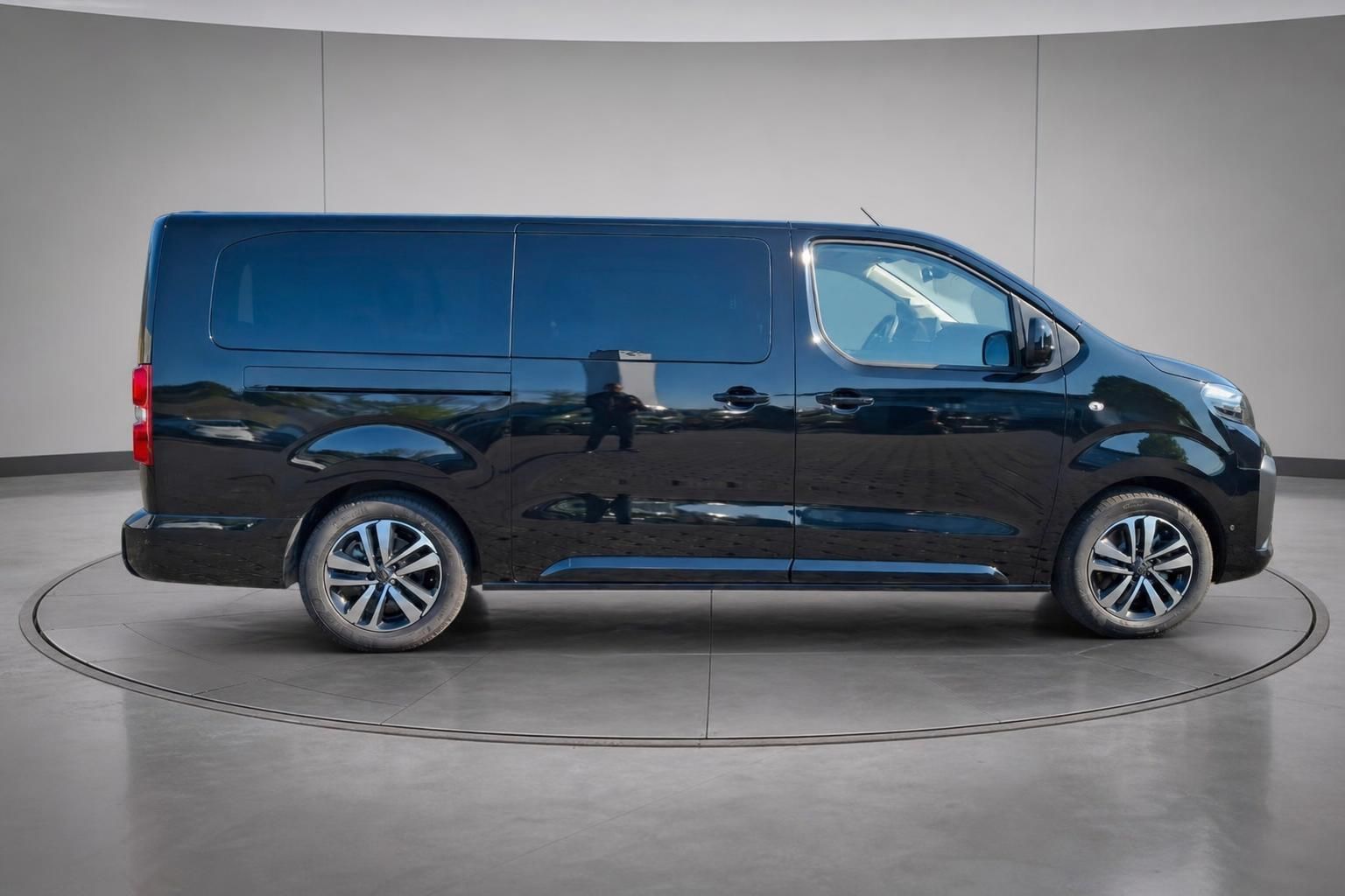 Peugeot Transporter blau Seitenansicht links Showroom