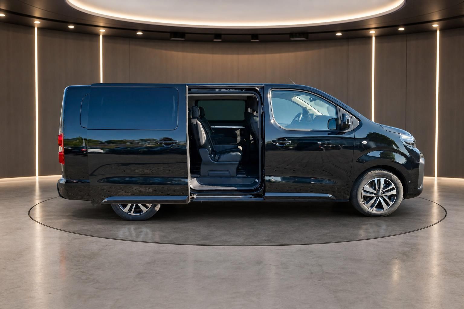Peugeot Transporter blau Seitenansicht geöffnete Schiebetür Innenraum