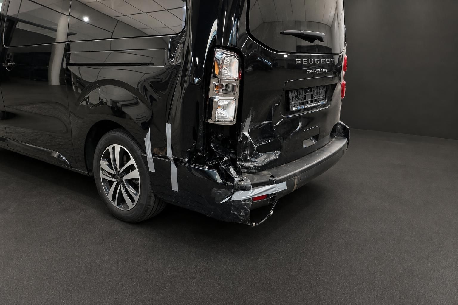 Peugeot Traveller Van mit Unfallschaden am Heck - beschädigte Stoßstange und Karosserie sichtbar