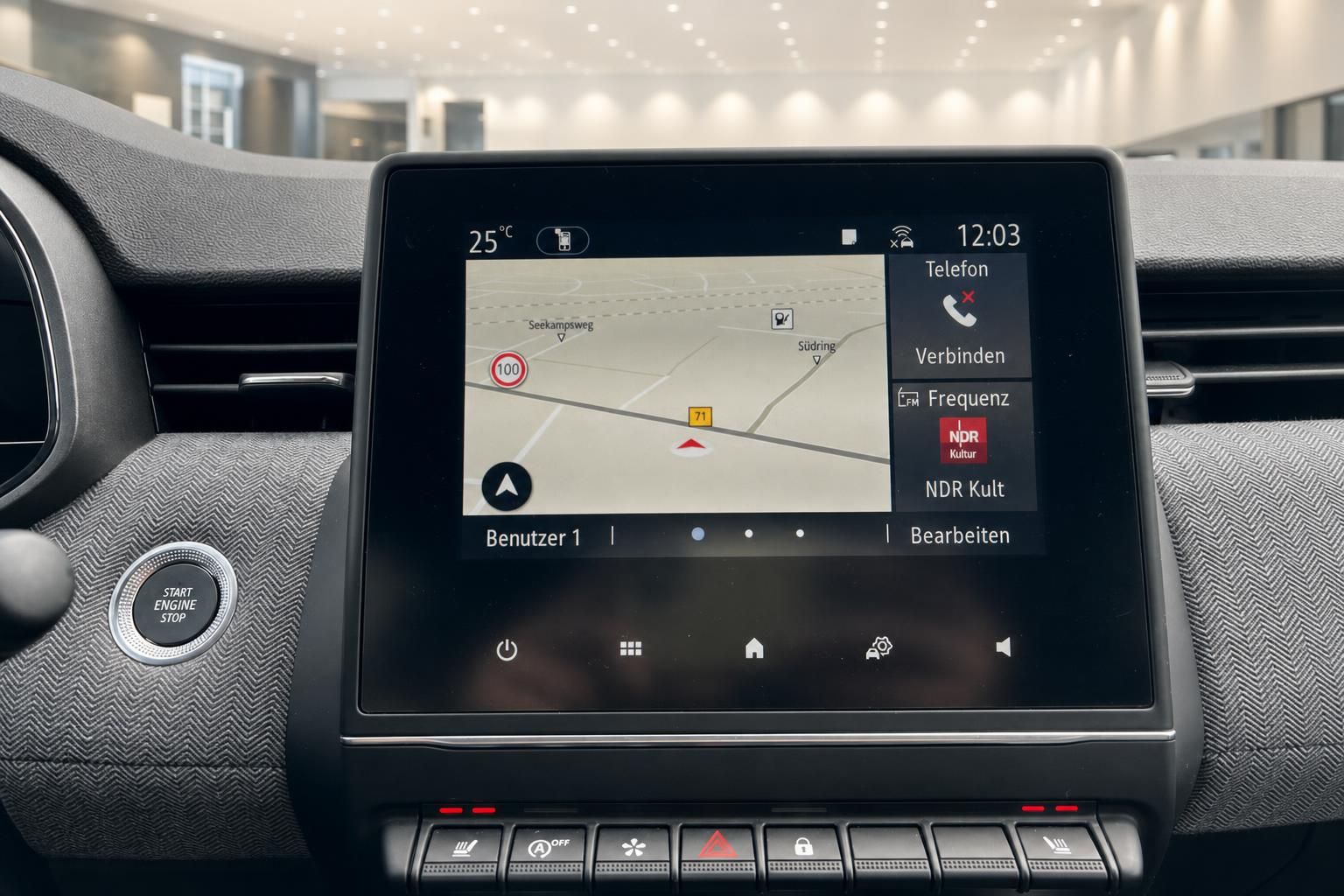 Renault Infotainment-Display mit Navigation und Bedienelementen im Detail