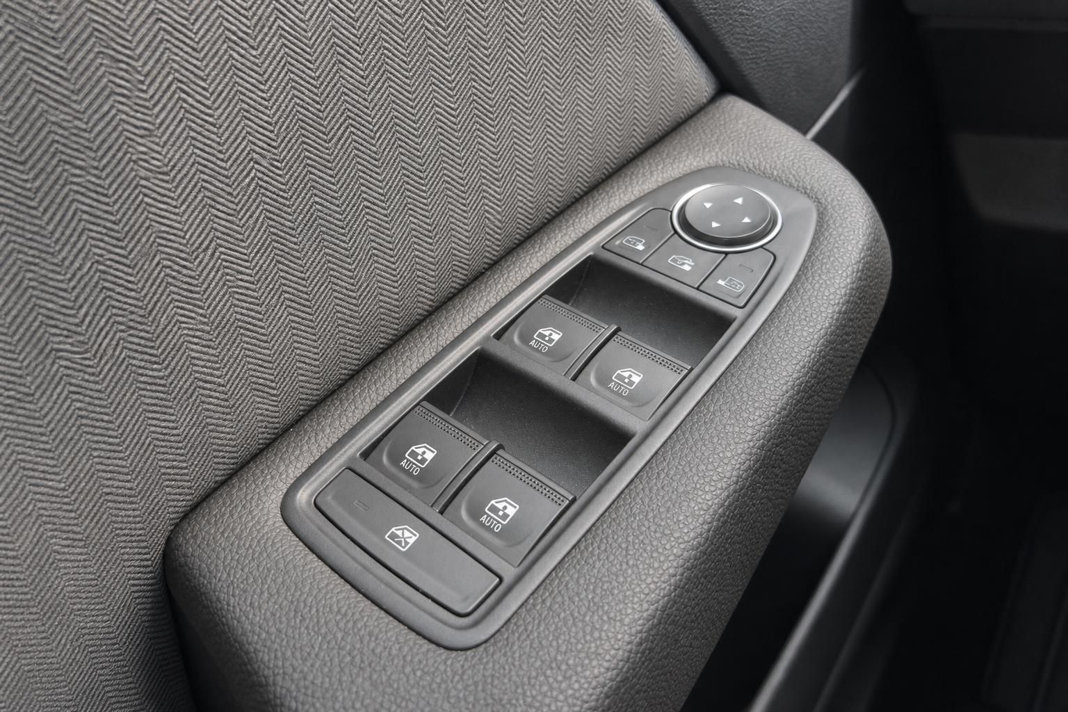 Fensterheber-Bedienelemente in der Fahrertür eines Fahrzeugs