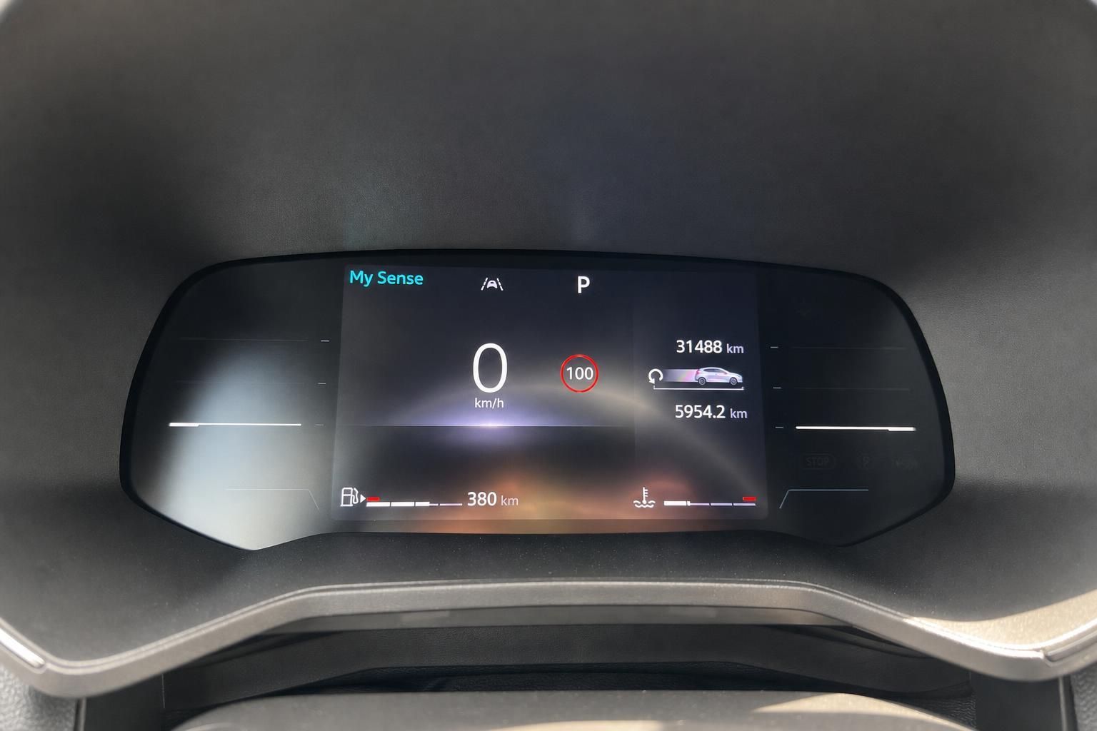 Digitales Kombiinstrument im Renault mit Tacho, Kilometerstand und Tankanzeige