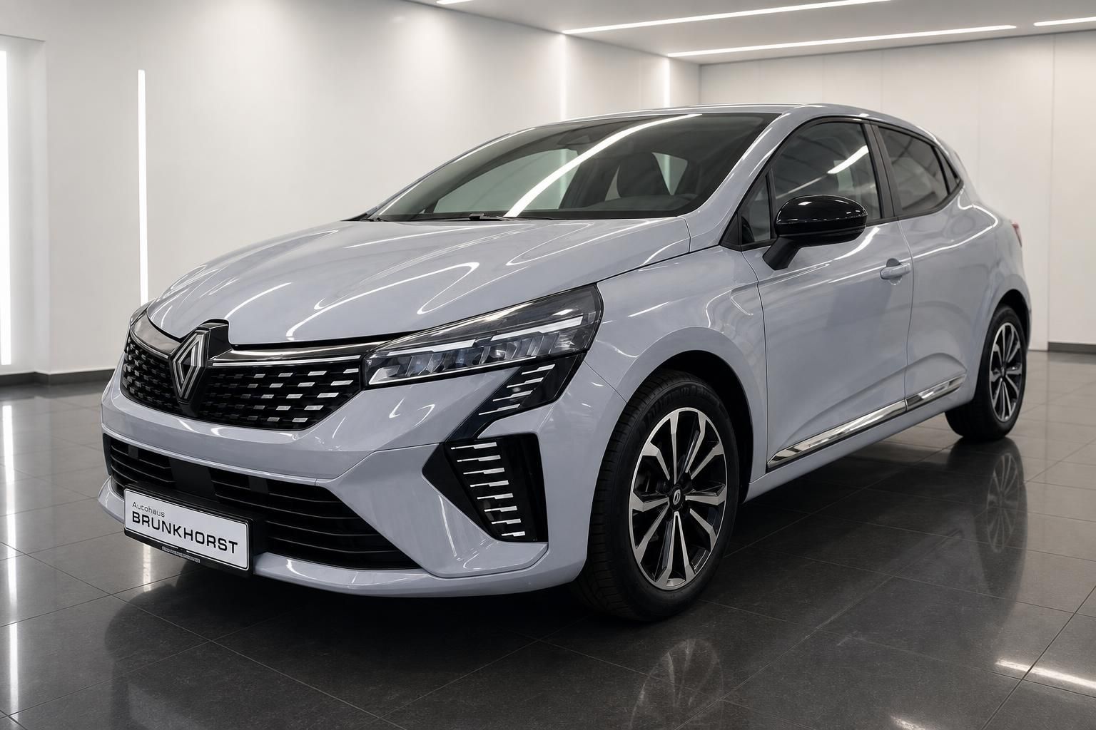 Renault Clio seitliche Frontansicht in Weiß im Showroom