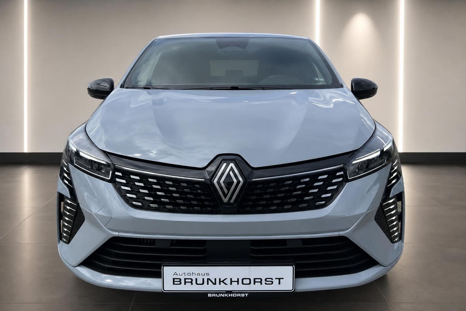 Renault Clio Frontansicht mit Kühlergrill und Logo in Weiß