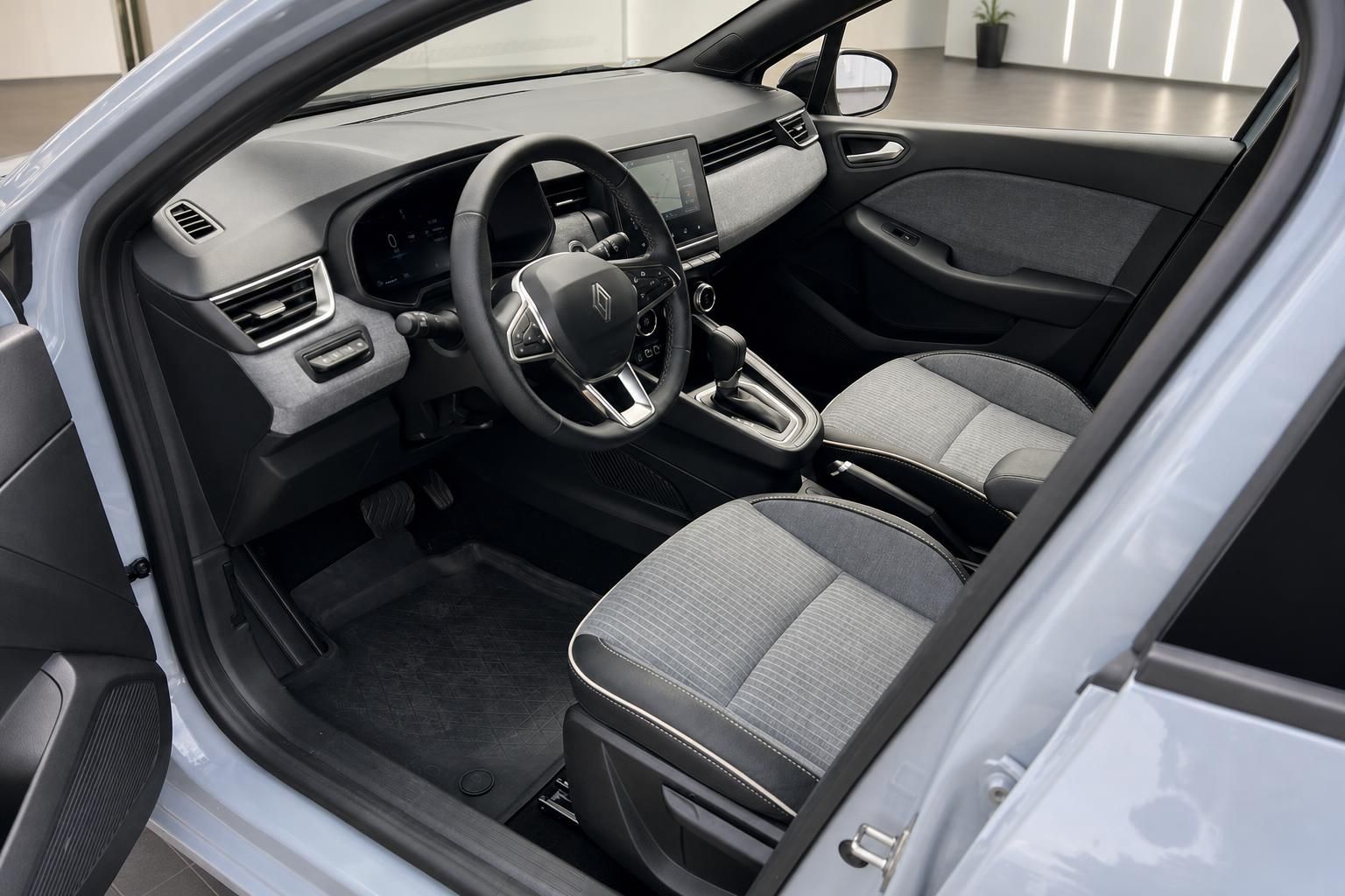 Innenraum Renault Clio mit Sitzen, Lenkrad und Cockpit