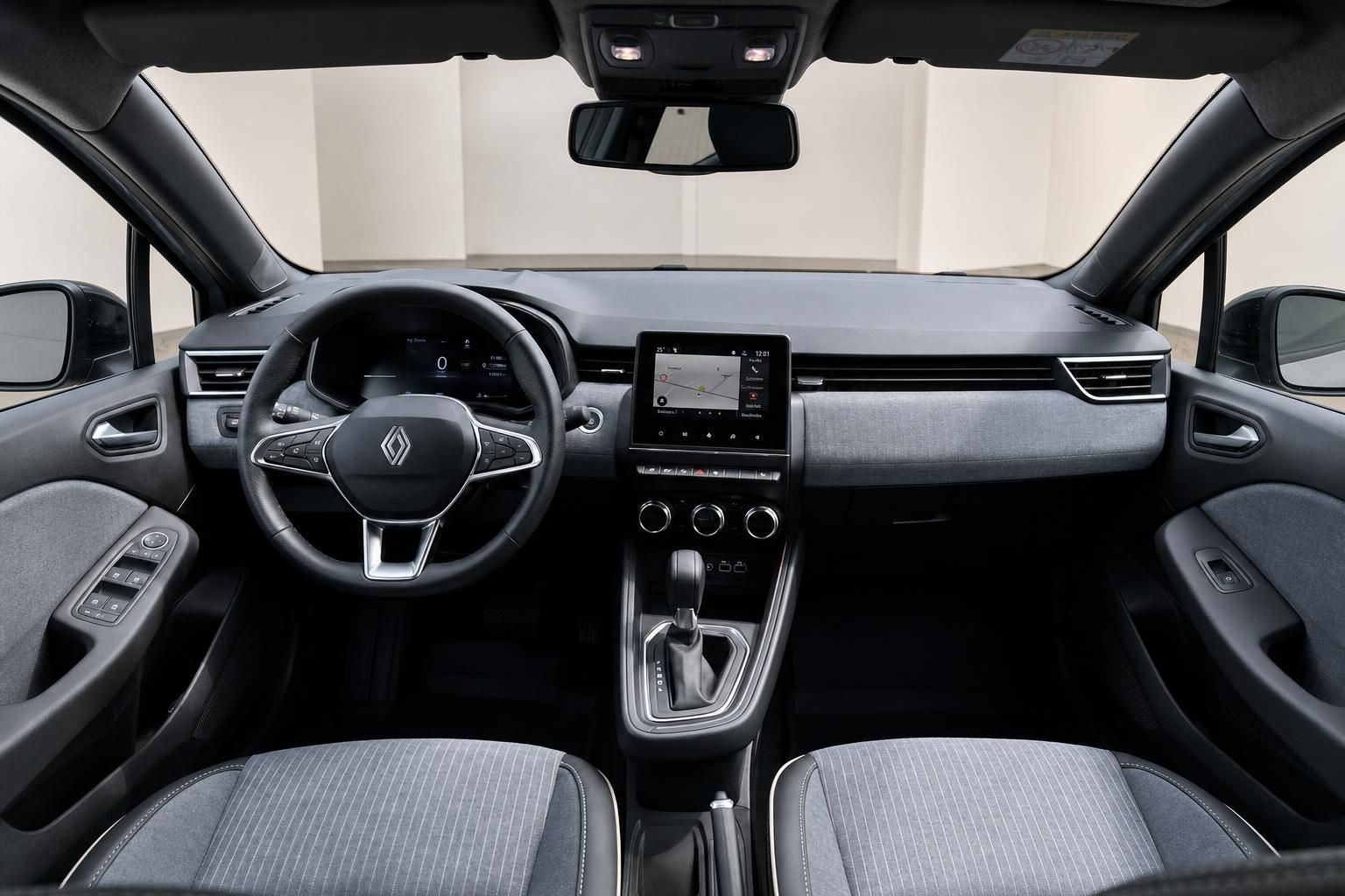 Renault Clio Cockpit mit Lenkrad und Touchscreen Display