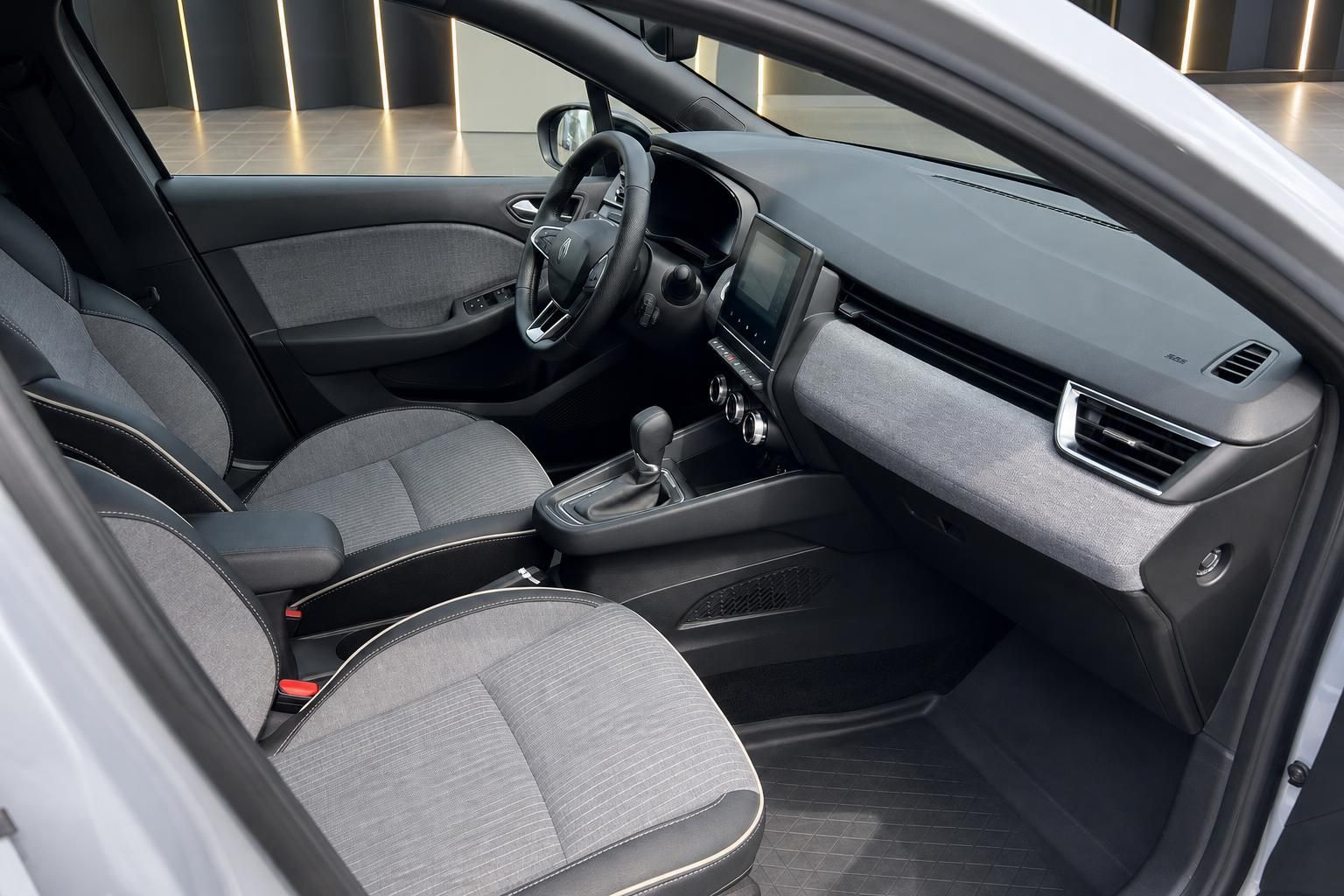 Renault Innenraum Vordersitze und Armaturenbrett mit Schaltung und Display