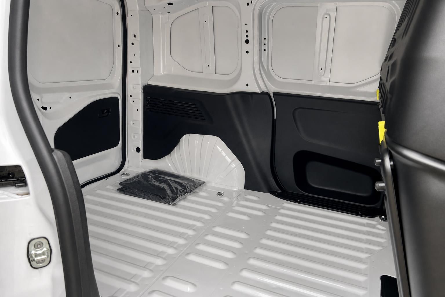 Leerer Laderaum eines Peugeot Transporters mit Verkleidung und Boden