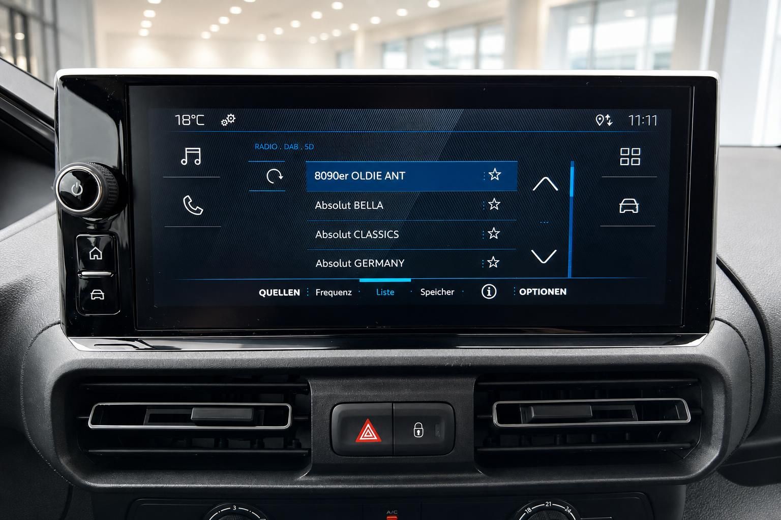 Peugeot Infotainment-Display mit Radio- und Klimabedienung im Detail