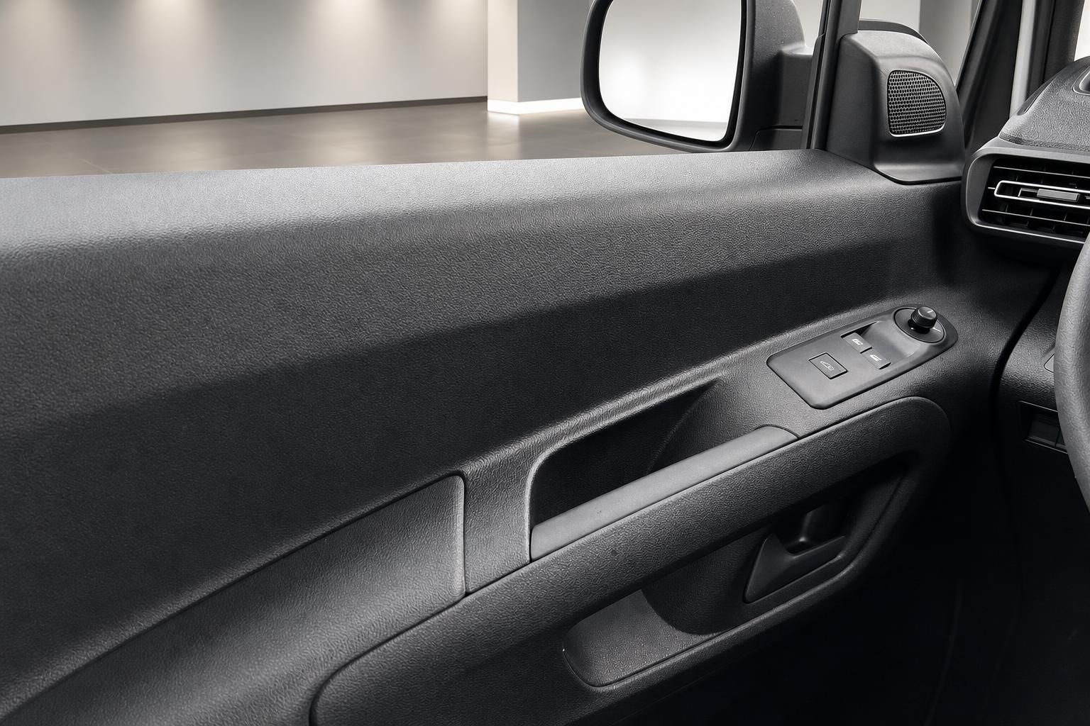 Peugeot Transporter Innenraum: Türverkleidung mit Fensterhebern und Griff