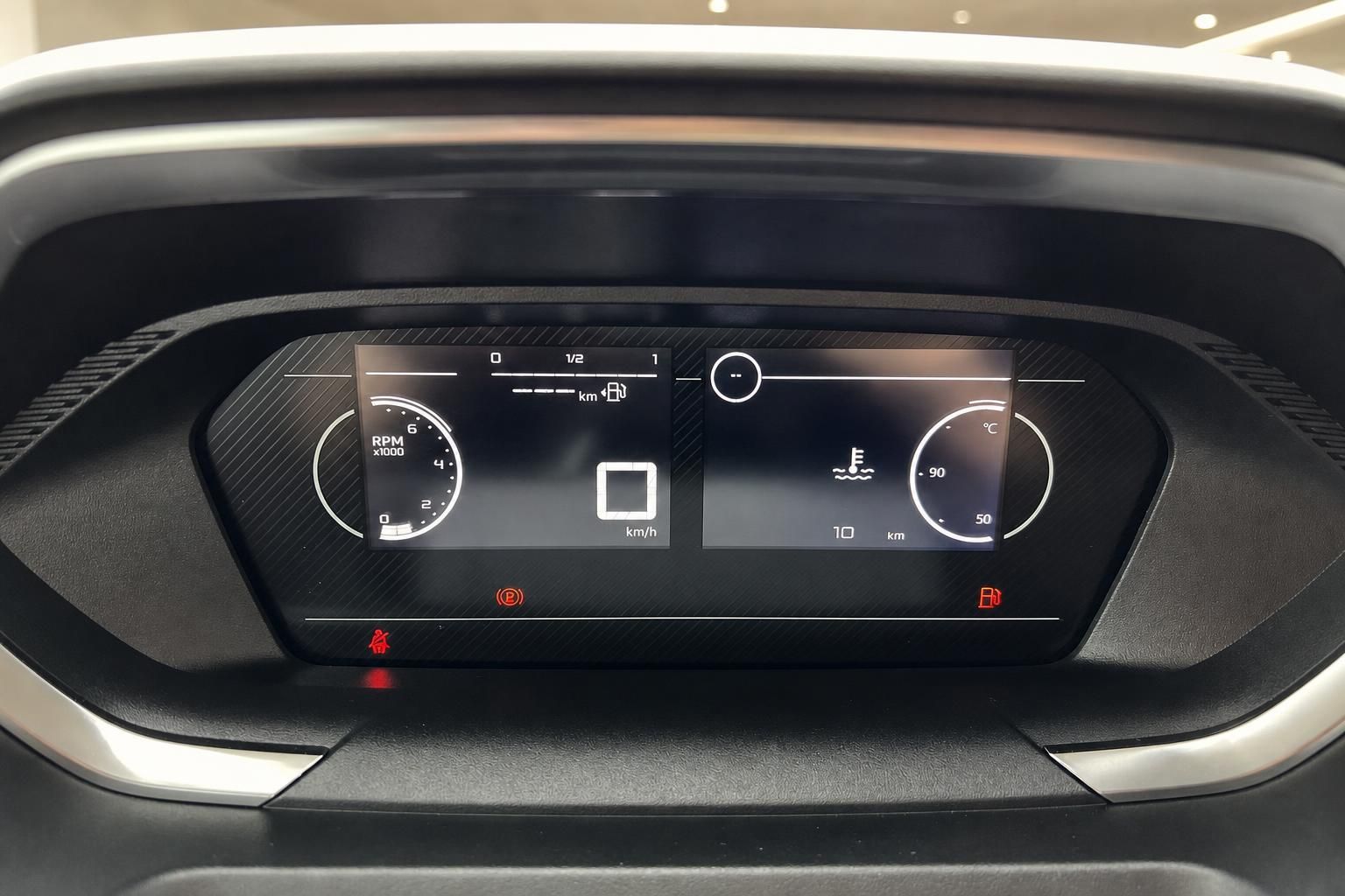 Digitales Kombiinstrument mit Tacho und Bordcomputer im Fahrzeug
