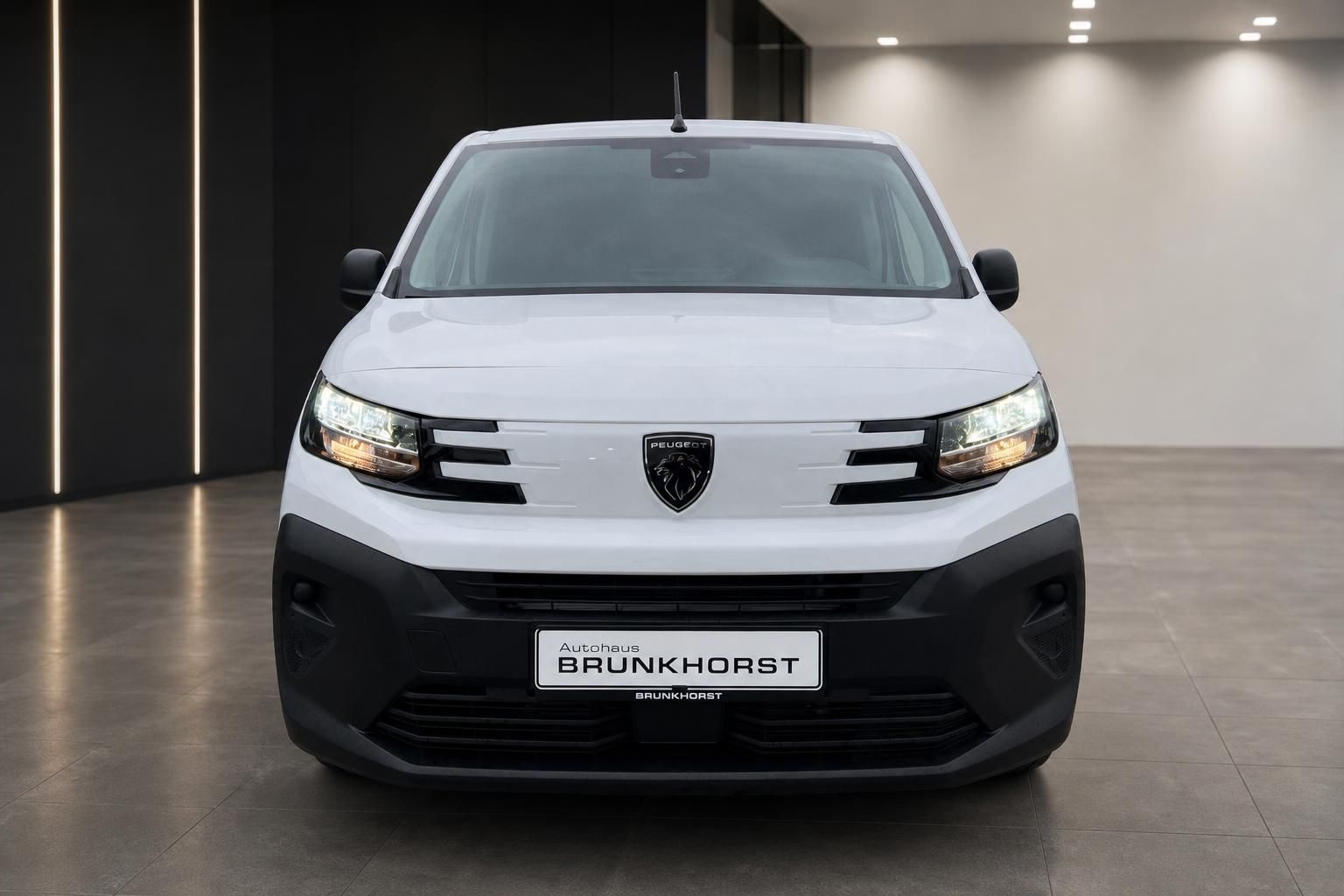 Peugeot Partner Kastenwagen weiß Frontansicht im Autohaus Brunkhorst