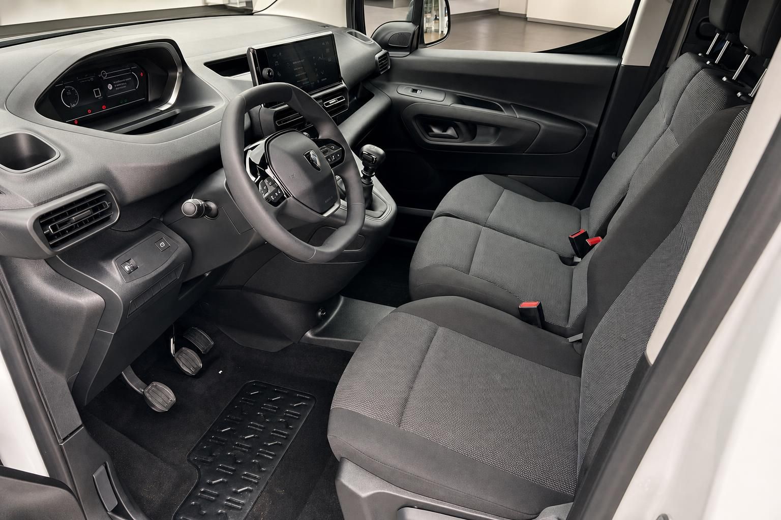 Peugeot Partner Innenraum Vordersitze und Armaturenbrett Detail
