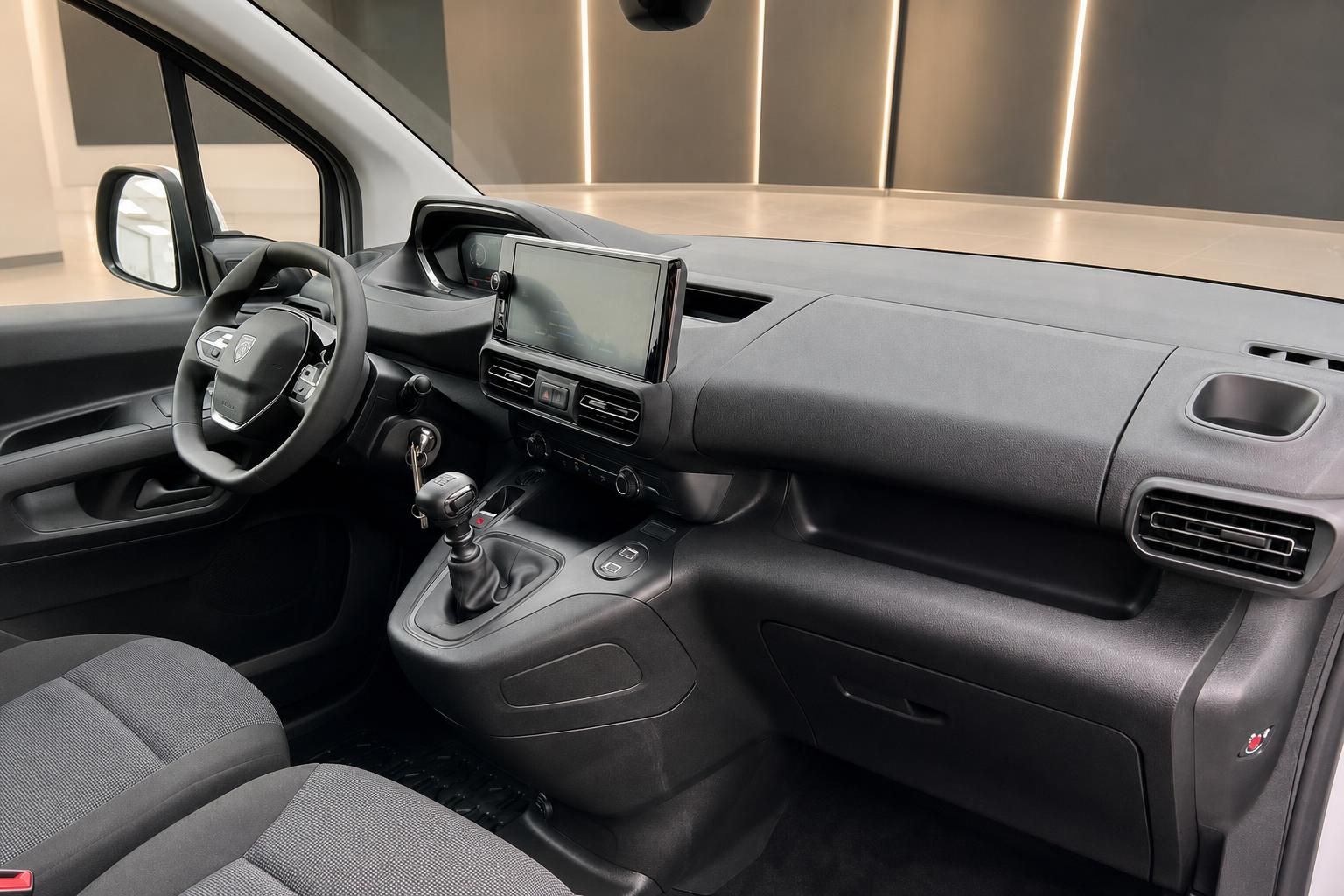 Peugeot Partner Innenraum Cockpit mit Lenkrad und Touchscreen
