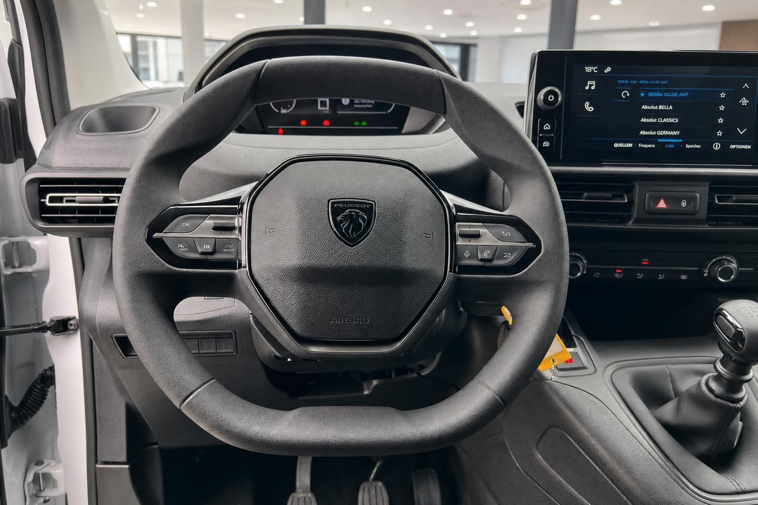 Peugeot Nutzfahrzeug Cockpit mit Lenkrad, Multifunktionstasten und Display