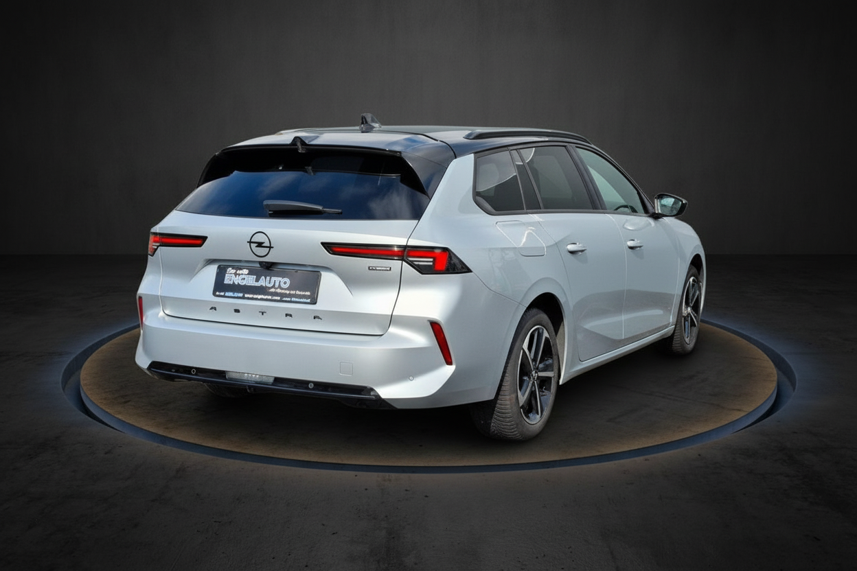 Opel Astra Sports Tourer in Weiß – Heckansicht auf Drehteller