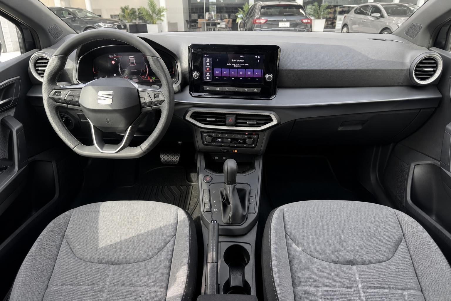 SEAT Ibiza Innenraum Cockpit mit Lenkrad und Touchscreen