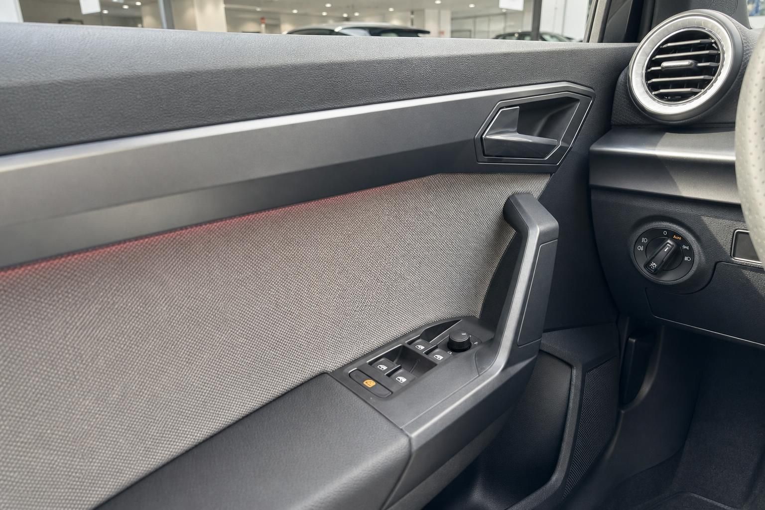 Türverkleidung mit Fensterheber und Griff im Fahrzeug