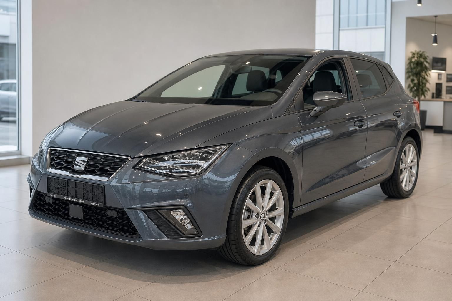 SEAT Ibiza grau Frontansicht im Autohaus Showroom