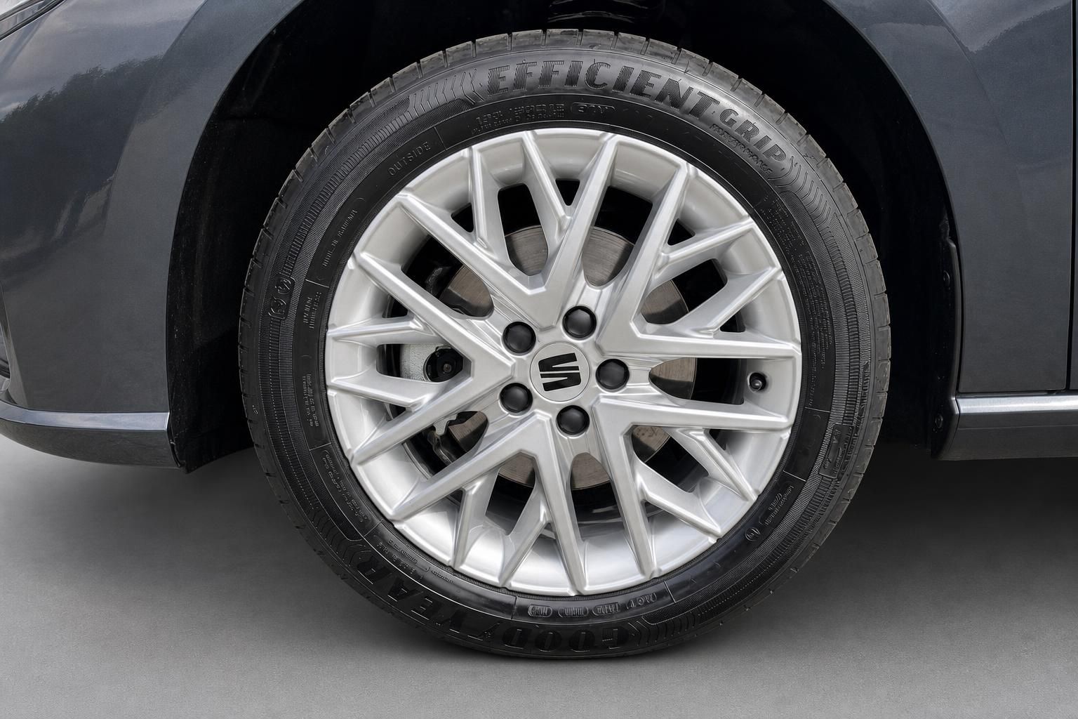 Nahaufnahme Leichtmetallfelge und Reifen des SEAT Ibiza
