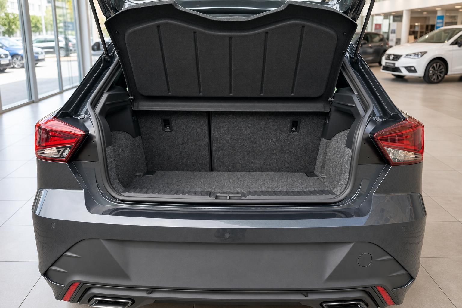 SEAT Ibiza Kofferraum geoeffnet mit viel Ladevolumen