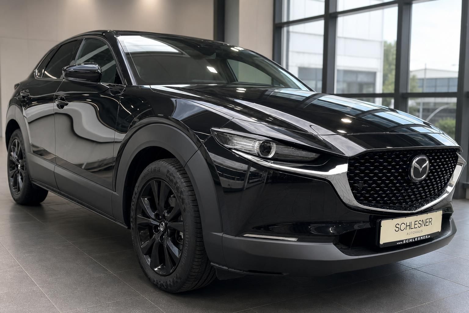 Mazda CX-30 schwarz Frontansicht im Autohaus Schlesner