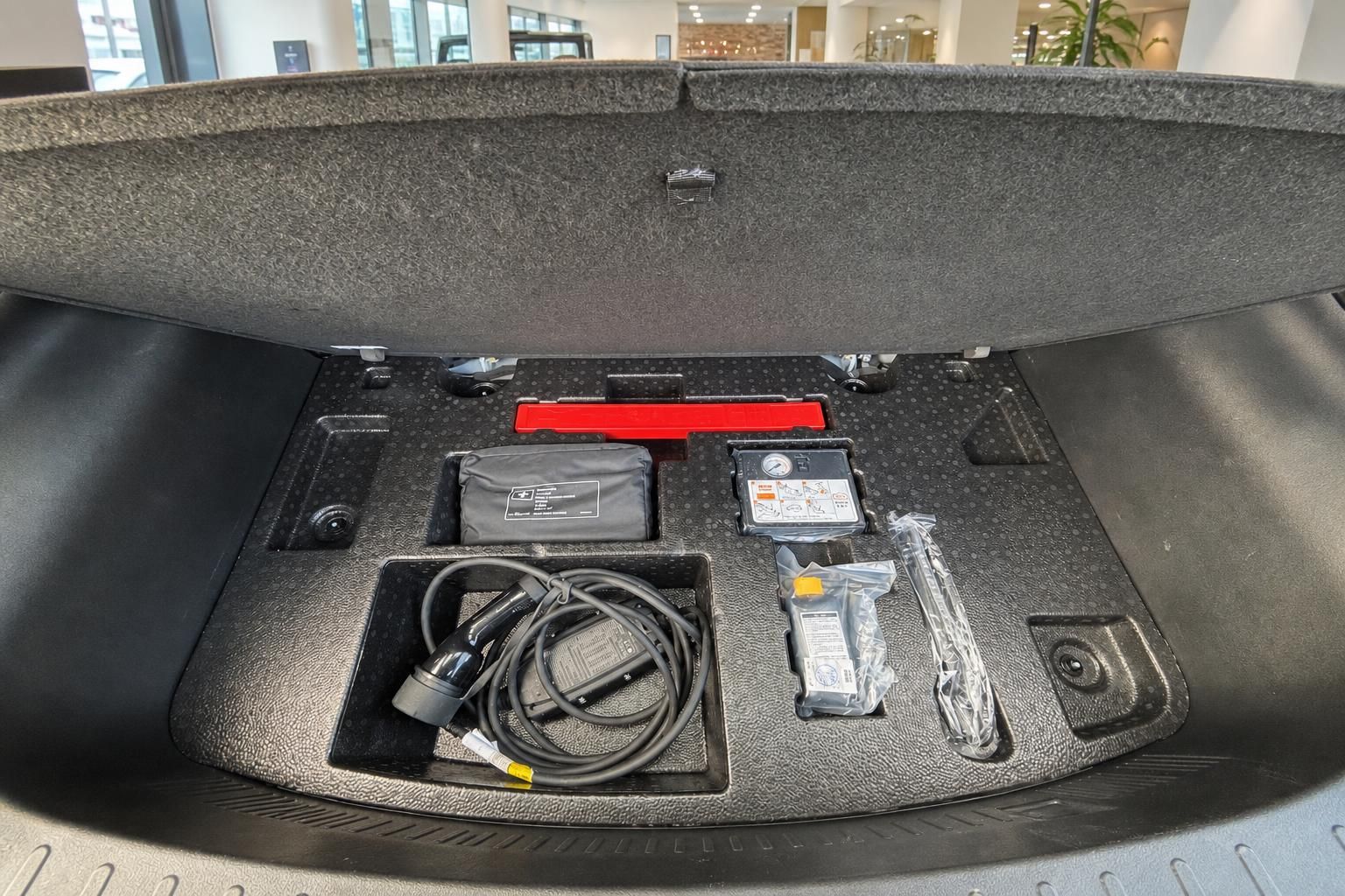 Kofferraum mit Ladekabel und Zubehör für Elektrofahrzeug ordentlich verstaut
