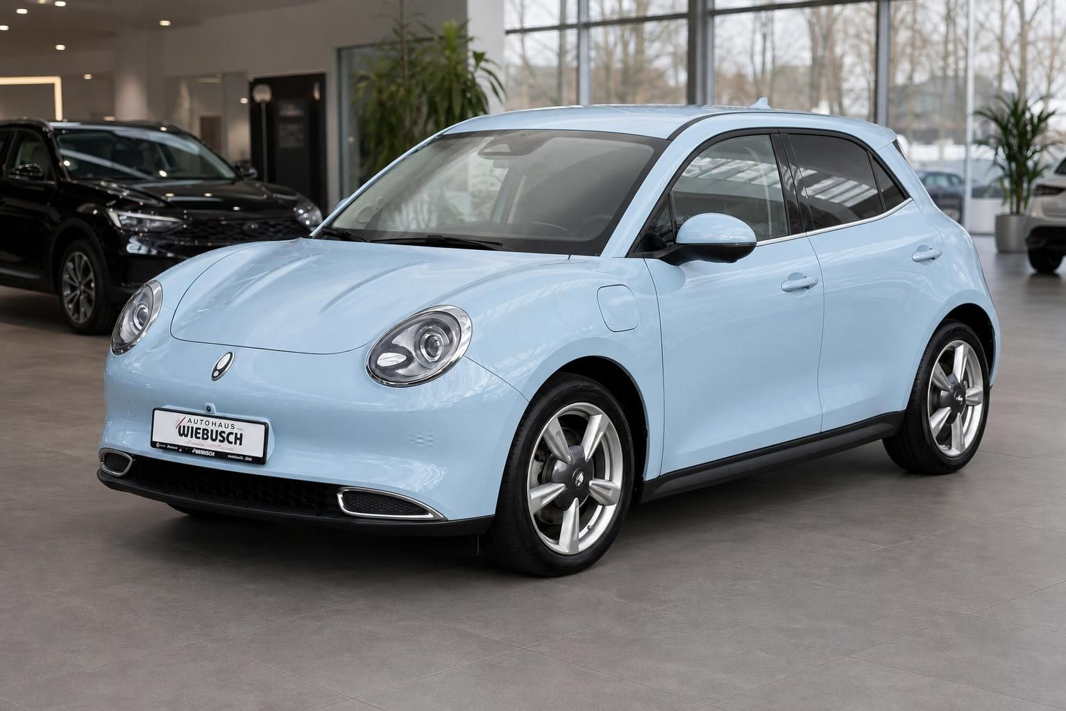 Hellblauer ORA Elektro-SUV Frontansicht mit Händlerkennzeichen im Showroom