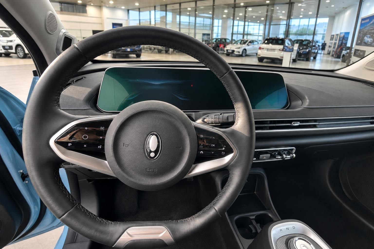 Multifunktionslenkrad mit Digitalcockpit und Touch-Bedienelementen im modernen Fahrzeug