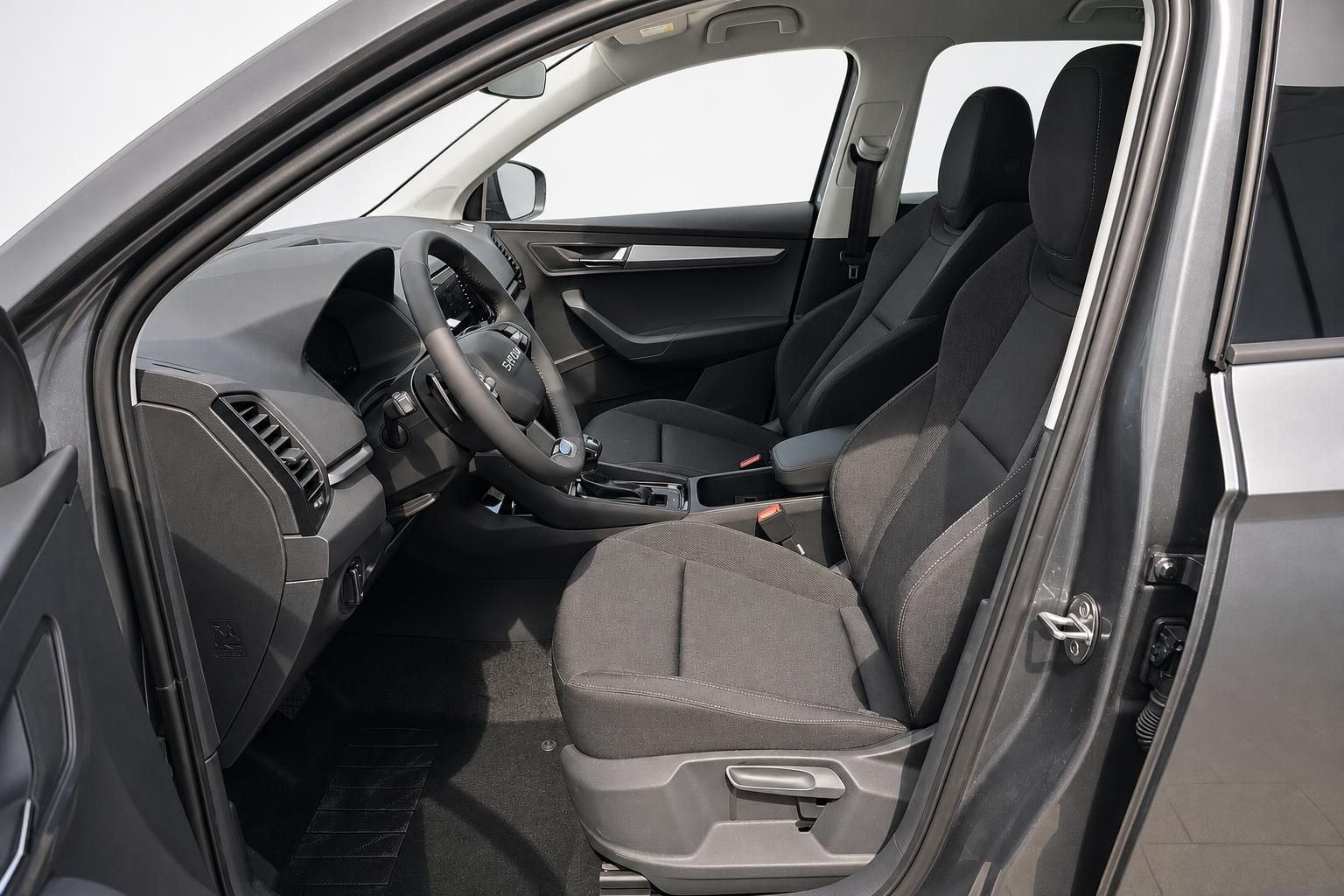 Skoda Karoq Innenraum, Vordersitze und Cockpit im Detail